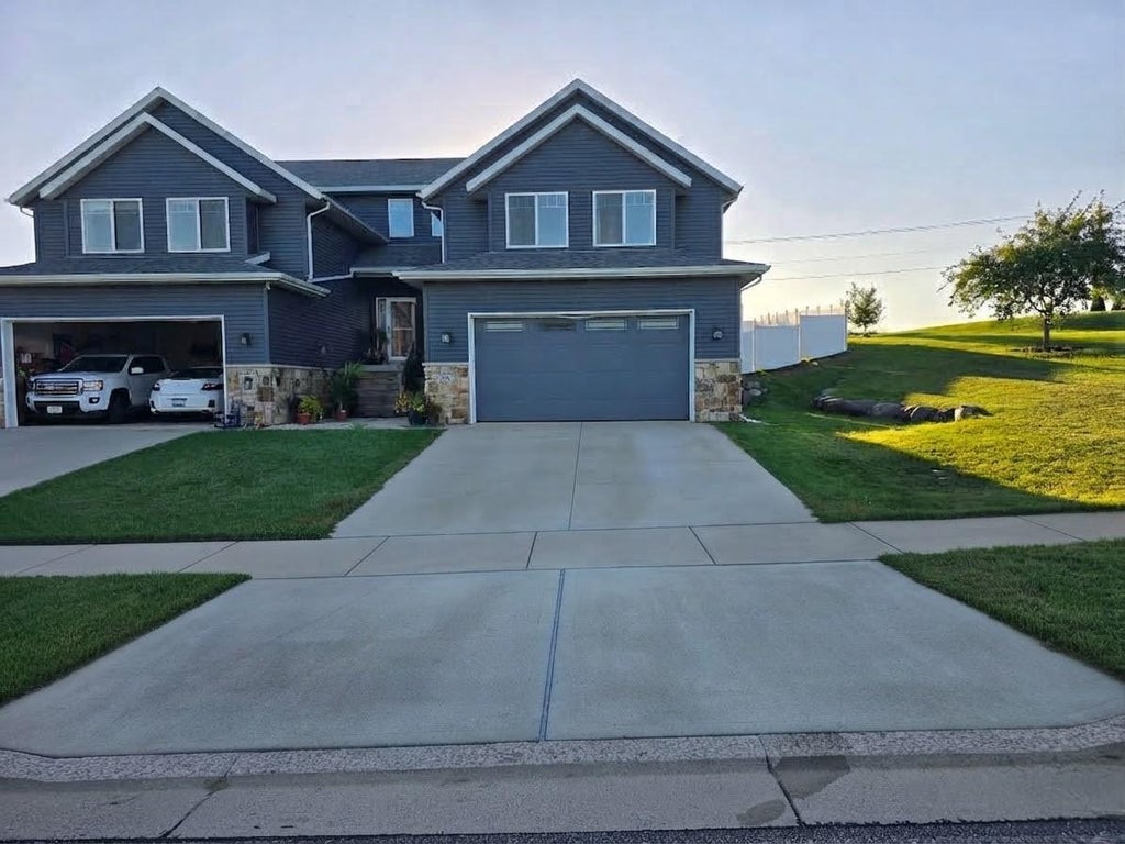 Photo of 1843 Park View DRIVE, Baraboo, WI 53913 (MLS # 2032559)