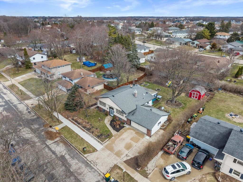 Photo of 605 Juniper COURT, West Bend, WI 53095 (MLS # 1959883)