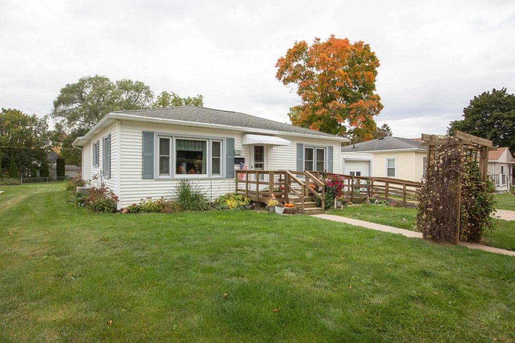 Photo of 4015 S Fohr DRIVE, New Berlin, WI 53151 (MLS # 1944965)