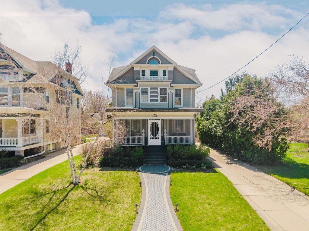 Photo of 1021 Washington AVENUE, Oshkosh, WI 54901 (MLS # 50324109)