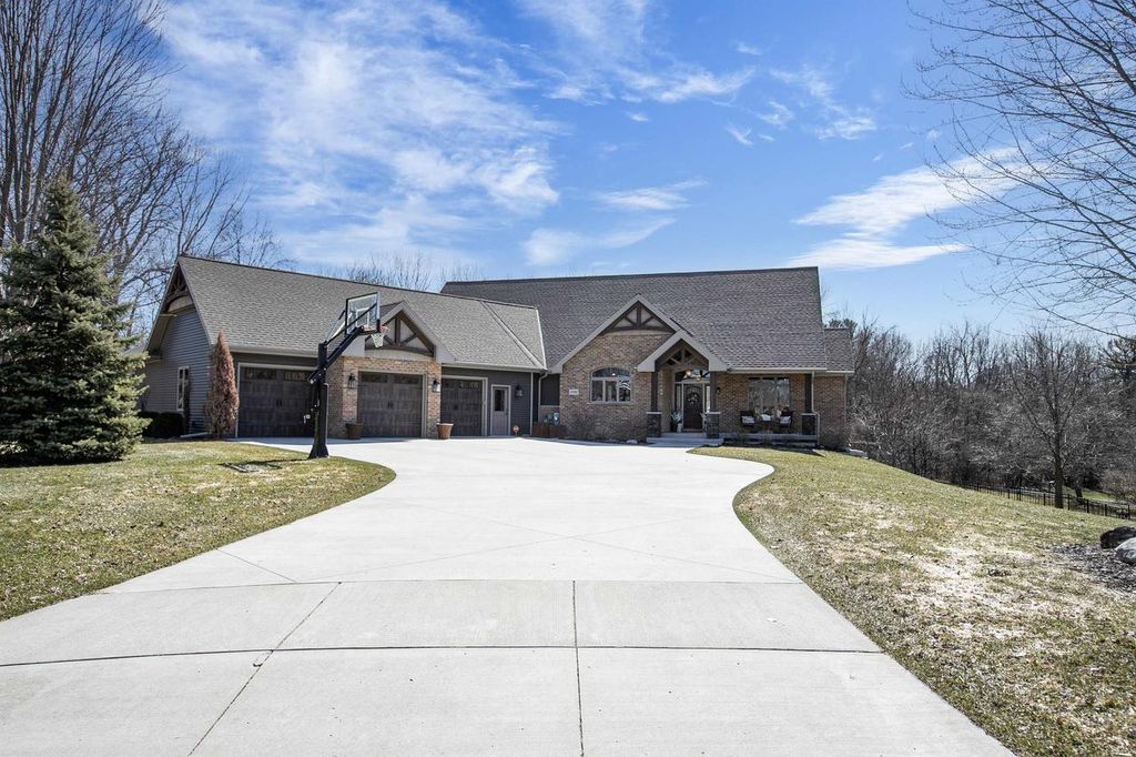 Photo of 2592 Remington COURT, Green Bay, WI 54302 (MLS # 50323632)