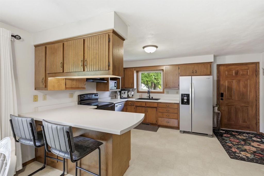 Photo of 2605 W Big Bend DRIVE, Appleton, WI 54914 (MLS # 50328319)