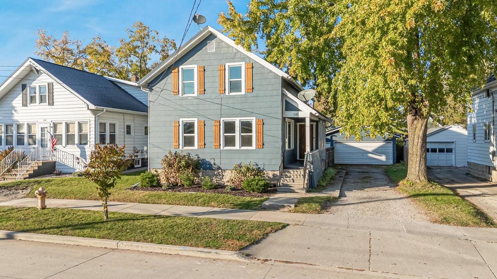 Photo of 918 W 5th AVENUE, Oshkosh, WI 54902 (MLS # 50334845)