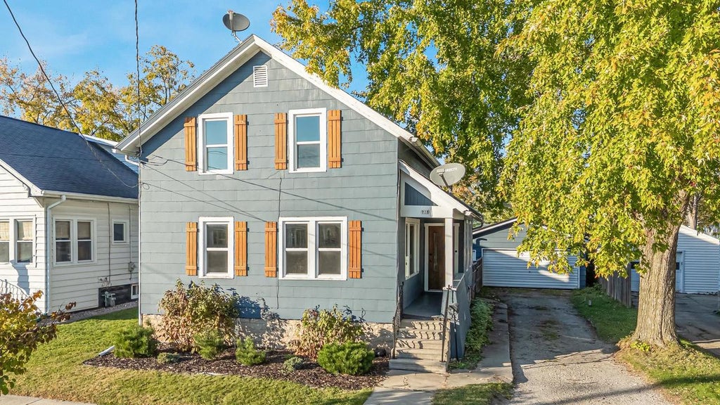 Photo of 918 W 5th AVENUE, Oshkosh, WI 54902 (MLS # 50334845)
