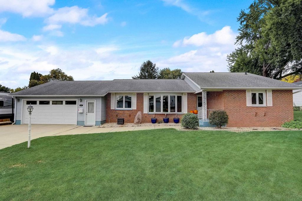 Photo of 727 Browning CIRCLE, Oconomowoc, WI 53066 (MLS # 1944872)