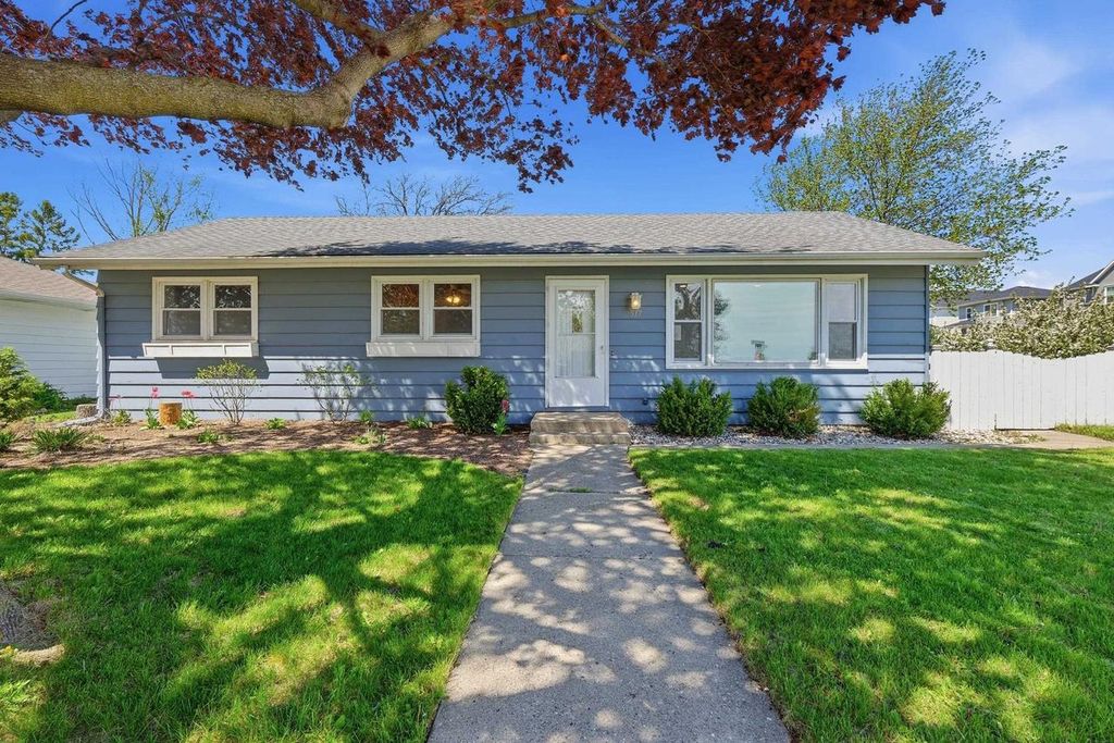 Photo of 517 Hillcrest DRIVE, Waunakee, WI 53597 (MLS # 2022125)
