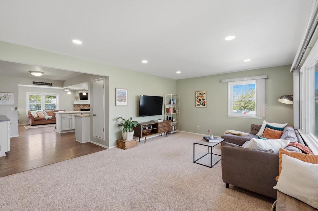 Photo of 517 Hillcrest DRIVE, Waunakee, WI 53597 (MLS # 2022125)