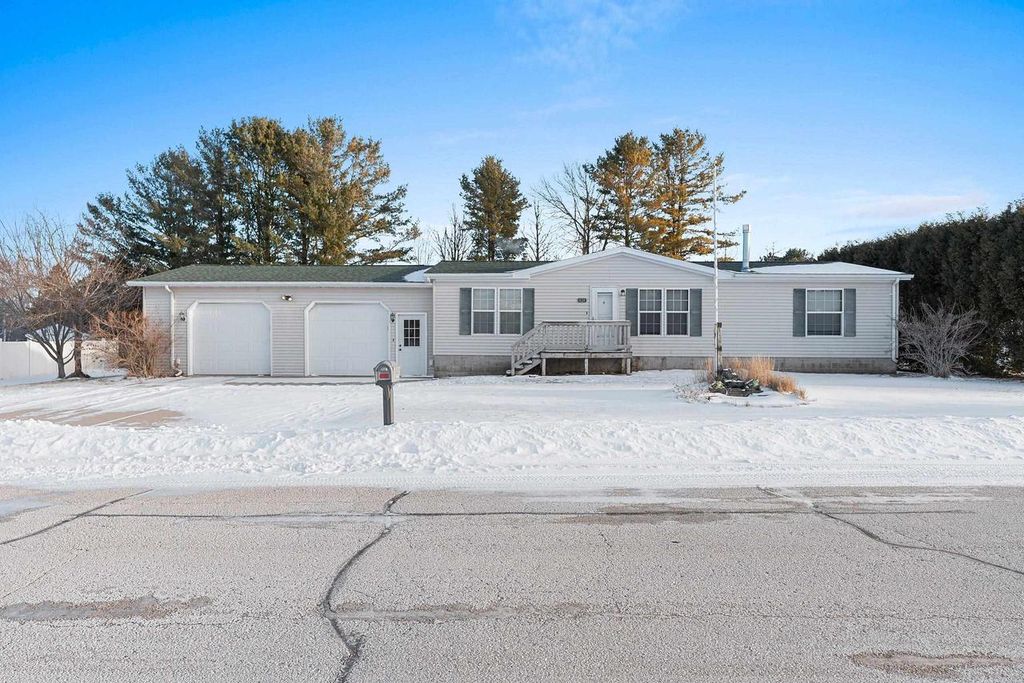 Photo of 424 Carrie Lynn AVENUE, Algoma, WI 54201 (MLS # 50320563)