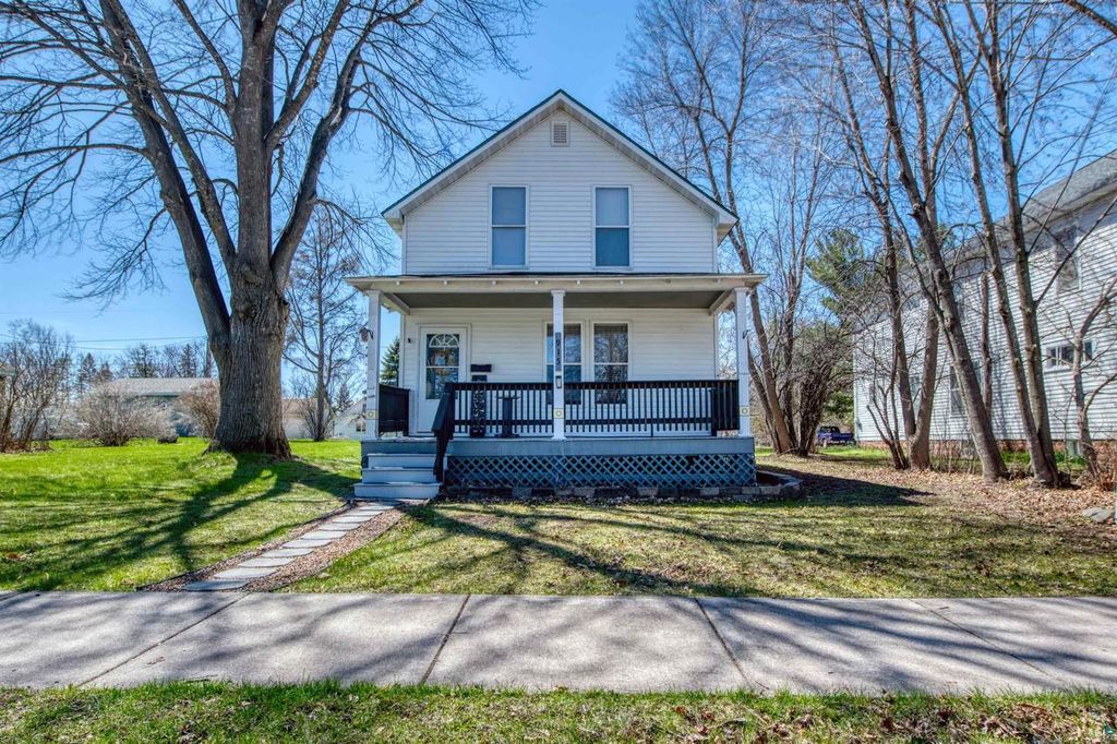 Photo of 915 11th Ave W, Ashland, WI 54806 (MLS # 6123543)