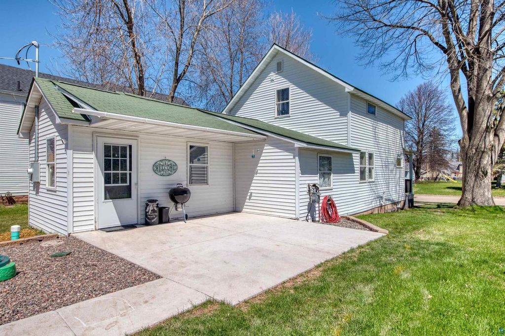 Photo of 915 11th Ave W, Ashland, WI 54806 (MLS # 6123543)