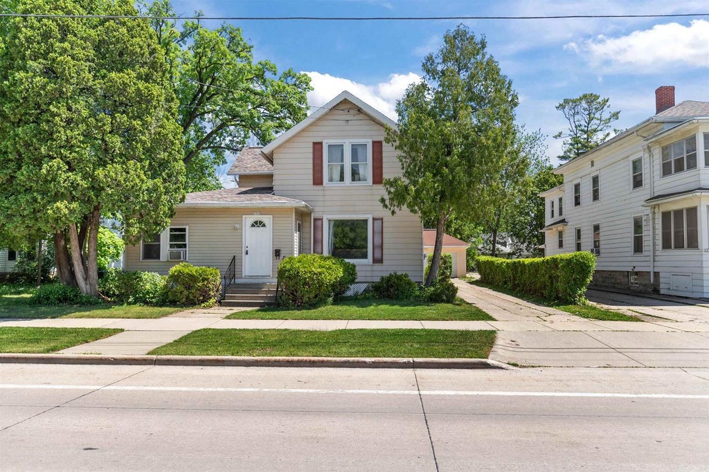 Photo of 1020 Elmwood AVENUE, Oshkosh, WI 54901 (MLS # 50326255)