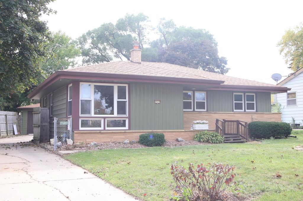 Photo of 8523 W Glendale AVENUE, Milwaukee, WI 53225 (MLS # 1939861)