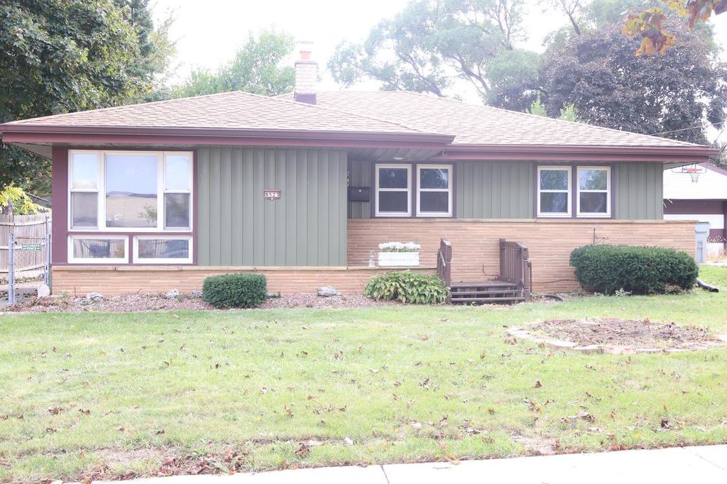 Photo of 8523 W Glendale AVENUE, Milwaukee, WI 53225 (MLS # 1939861)