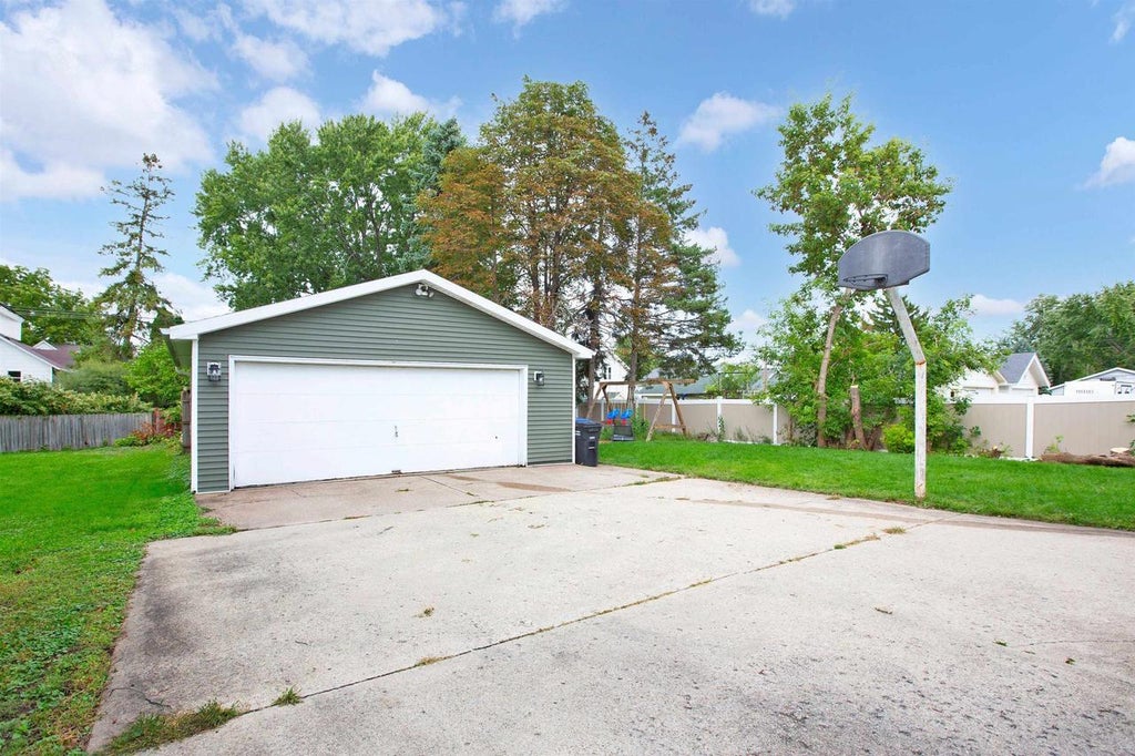 Photo of 822 W 11th AVENUE, Oshkosh, WI 54902 (MLS # 50332776)