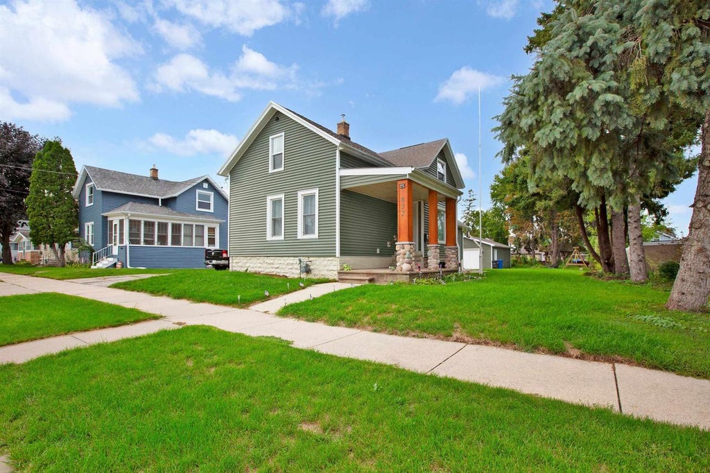 Photo of 822 W 11th AVENUE, Oshkosh, WI 54902 (MLS # 50332776)