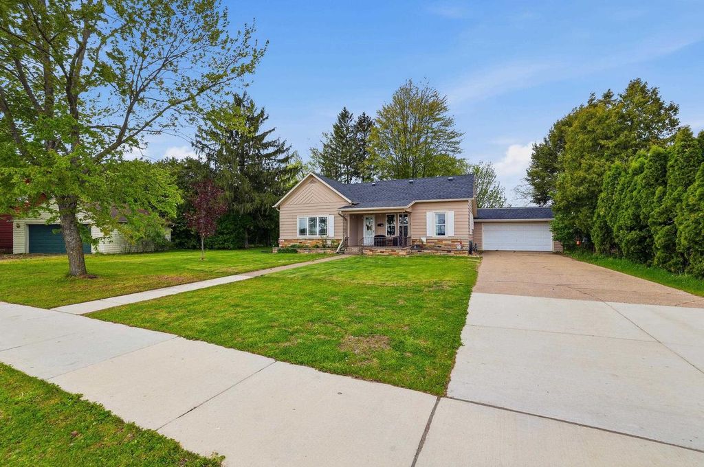 Photo of 520 Lincoln STREET, Wisconsin Rapids, WI 54494 (MLS # 22601998)