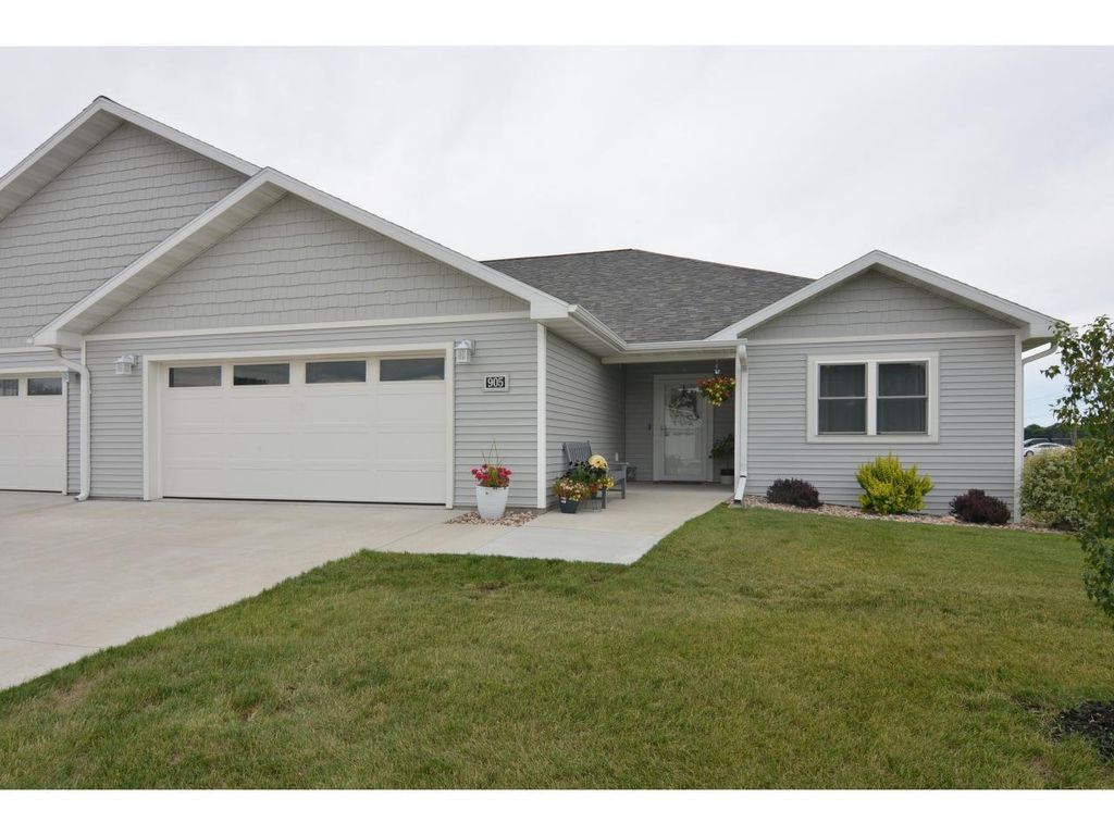 Photo of 905 Roosevelt STREET, Baraboo, WI 53913 (MLS # 2026847)