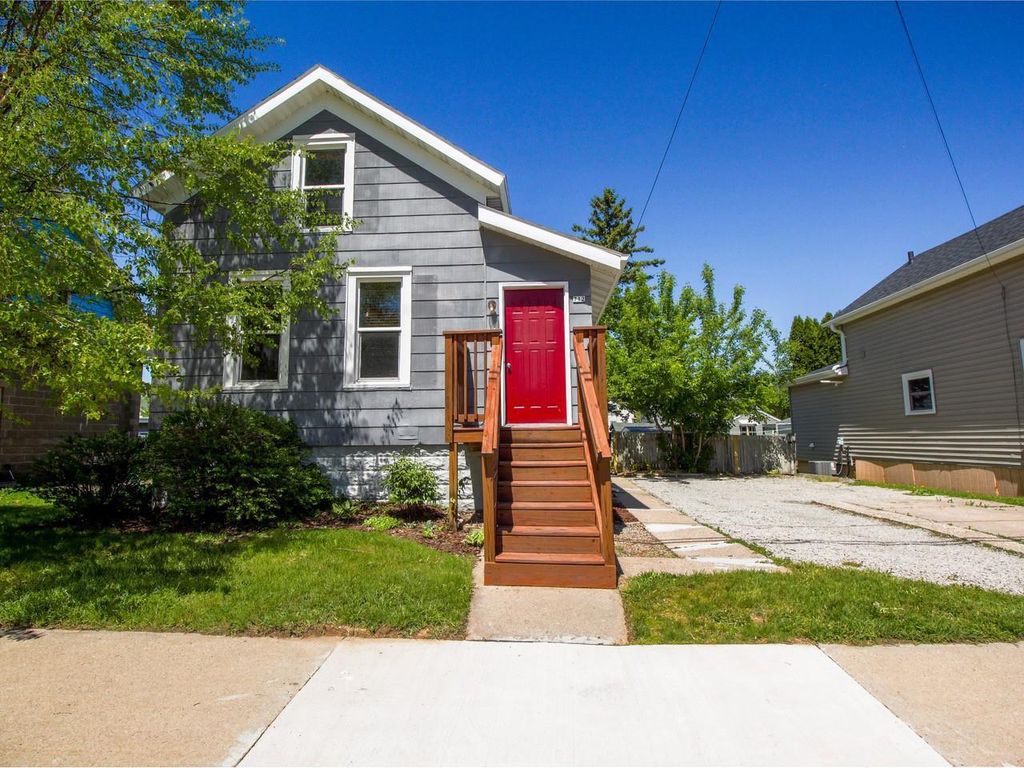 Photo of 712 W 9th AVENUE, Oshkosh, WI 54902 (MLS # 50325876)
