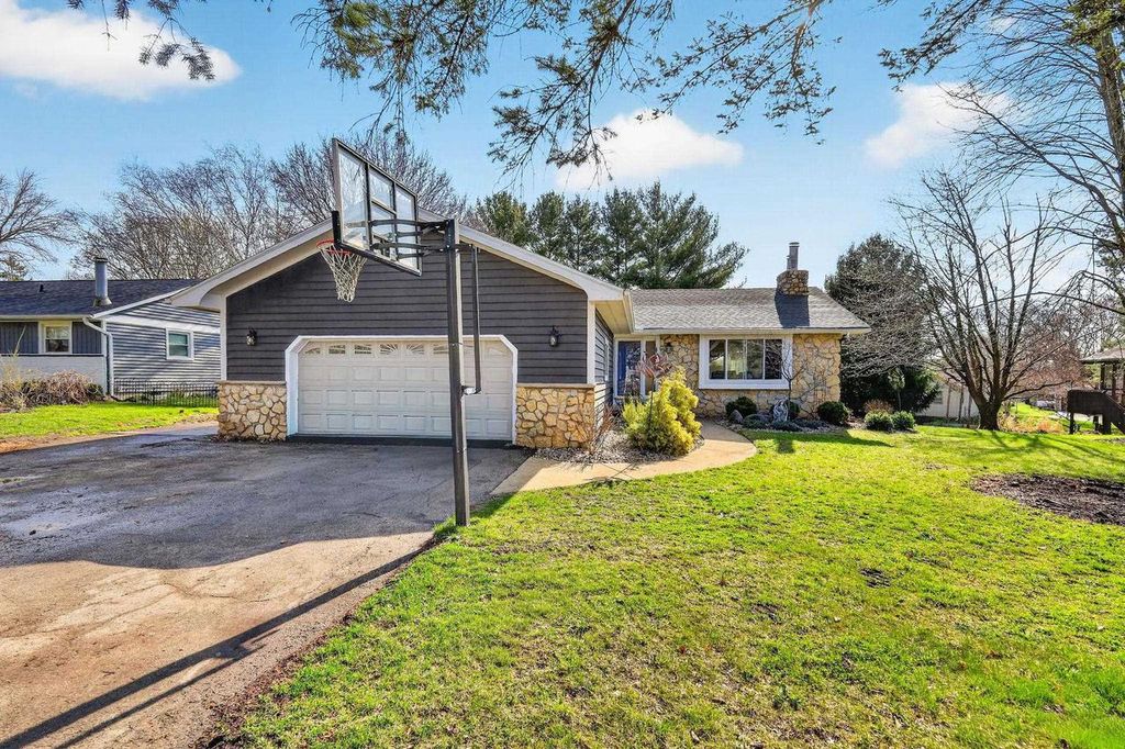 Photo of 115 West Ridge CIRCLE, Cambridge, WI 53523 (MLS # 2020688)