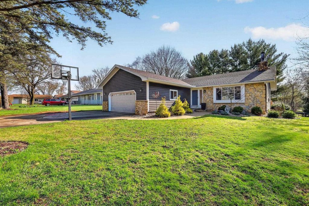 Photo of 115 West Ridge CIRCLE, Cambridge, WI 53523 (MLS # 2020688)