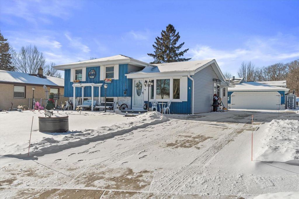 Photo of 7485 S Highfield COURT, Oak Creek, WI 53154 (MLS # 1947838)