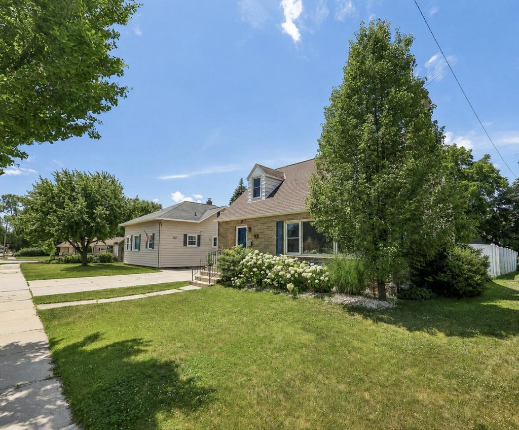Photo of 618 Fair STREET, West Bend, WI 53090 (MLS # 1970327)
