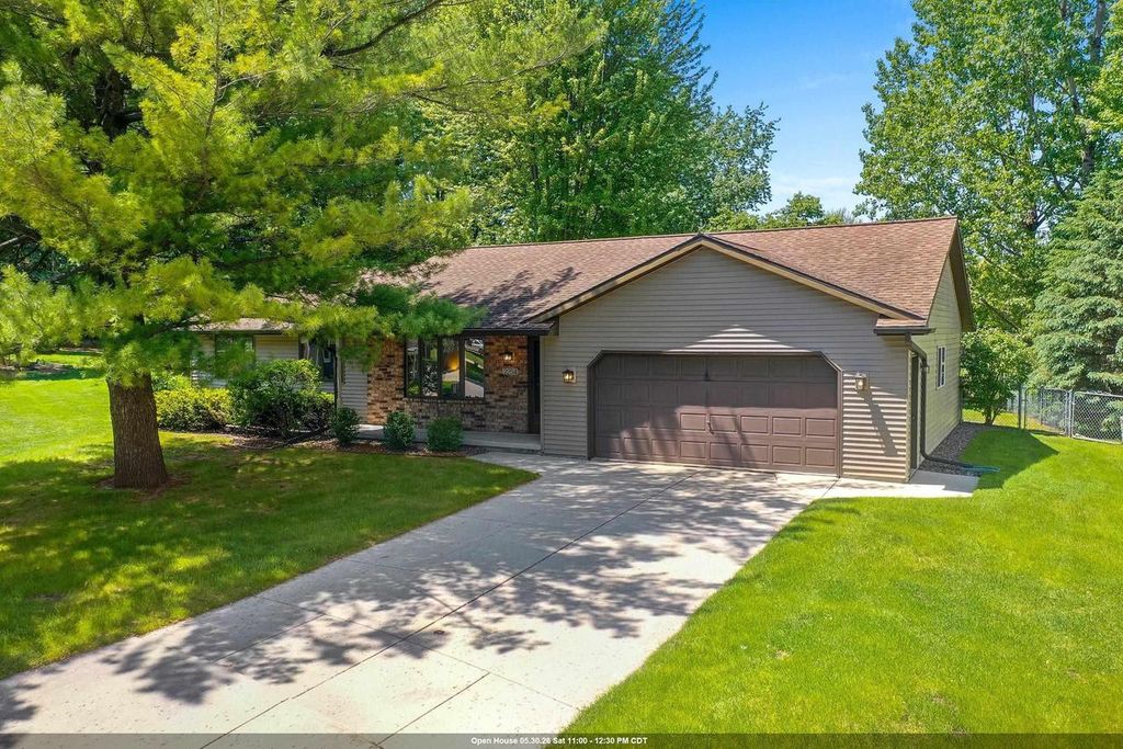 Photo of 2254 Ledvina CIRCLE, Green Bay, WI 54313 (MLS # 50326378)