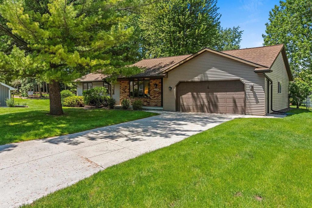 Photo of 2254 Ledvina CIRCLE, Green Bay, WI 54313 (MLS # 50326378)
