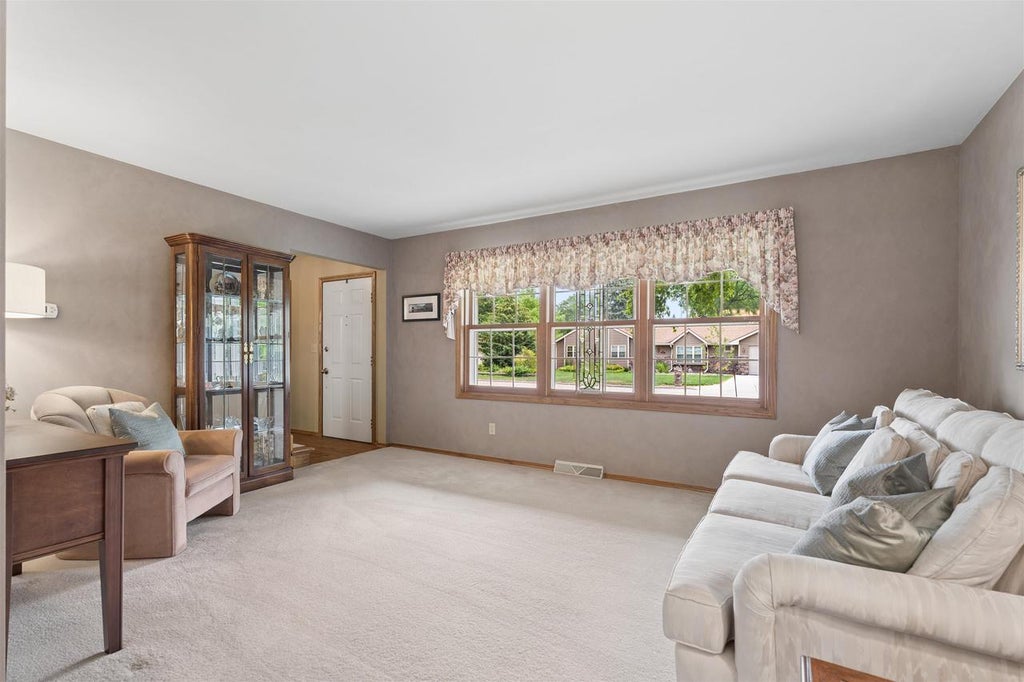 Photo of 33 Pheasant COURT, Appleton, WI 54915 (MLS # 50330909)