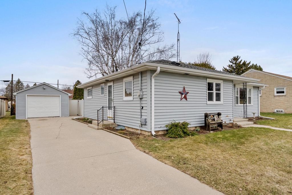 Photo of 1318 S 24th STREET, Manitowoc, WI 54220 (MLS # 1956129)
