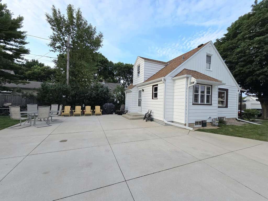 Photo of 2811 S 88th STREET, West Allis, WI 53227 (MLS # 1976120)