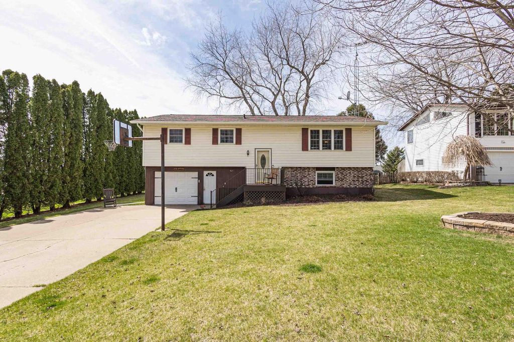 Photo of 907 S School STREET, Cuba City, WI 53807 (MLS # 2020364)