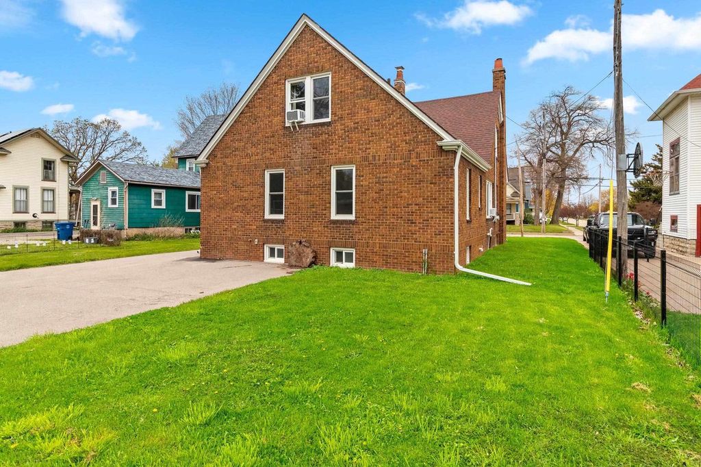 Photo of 929 Merritt AVENUE, Oshkosh, WI 54901 (MLS # 50324823)