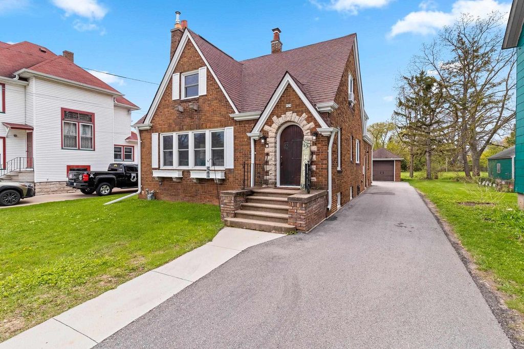 Photo of 929 Merritt AVENUE, Oshkosh, WI 54901 (MLS # 50324823)