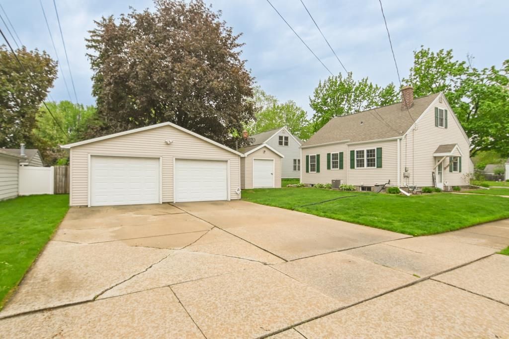 Photo of 1036 Thrush STREET, Green Bay, WI 54303 (MLS # 50325807)