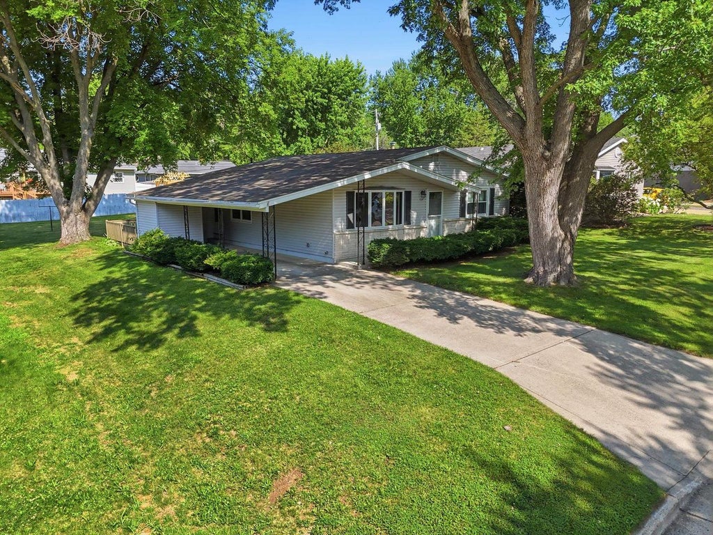 Photo of 727 Jacquelyn DRIVE, Baraboo, WI 53913 (MLS # 2027317)