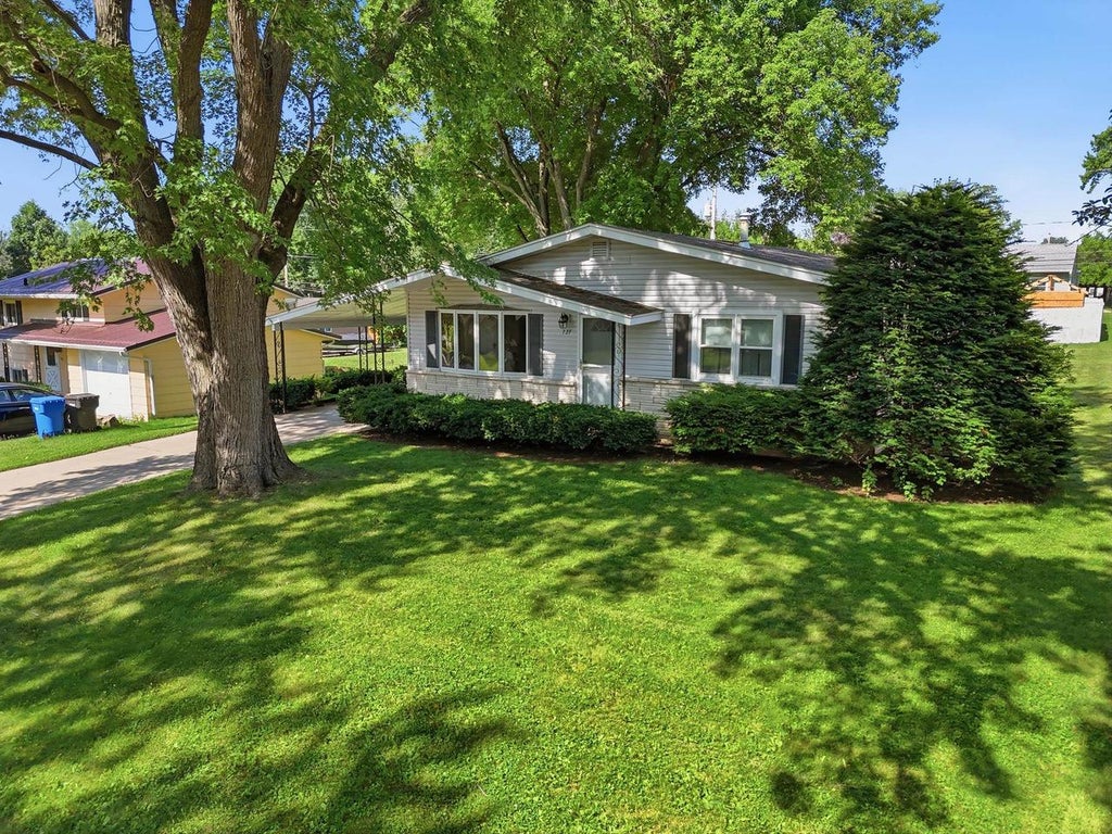 Photo of 727 Jacquelyn DRIVE, Baraboo, WI 53913 (MLS # 2027317)