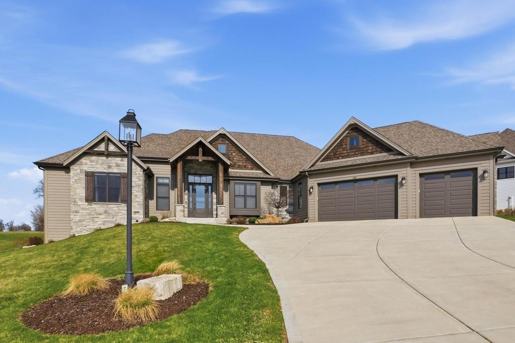 Photo of 1636 Upland COURT, Hartland, WI 53029 (MLS # 1956096)