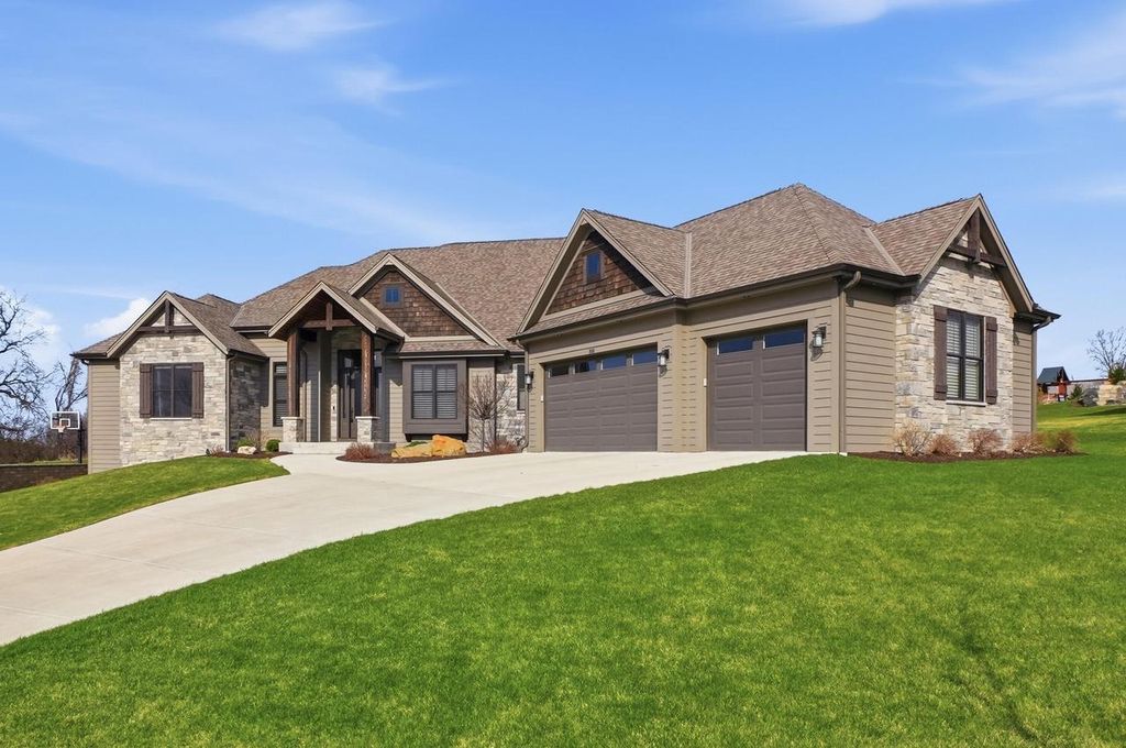 Photo of 1636 Upland COURT, Hartland, WI 53029 (MLS # 1956096)