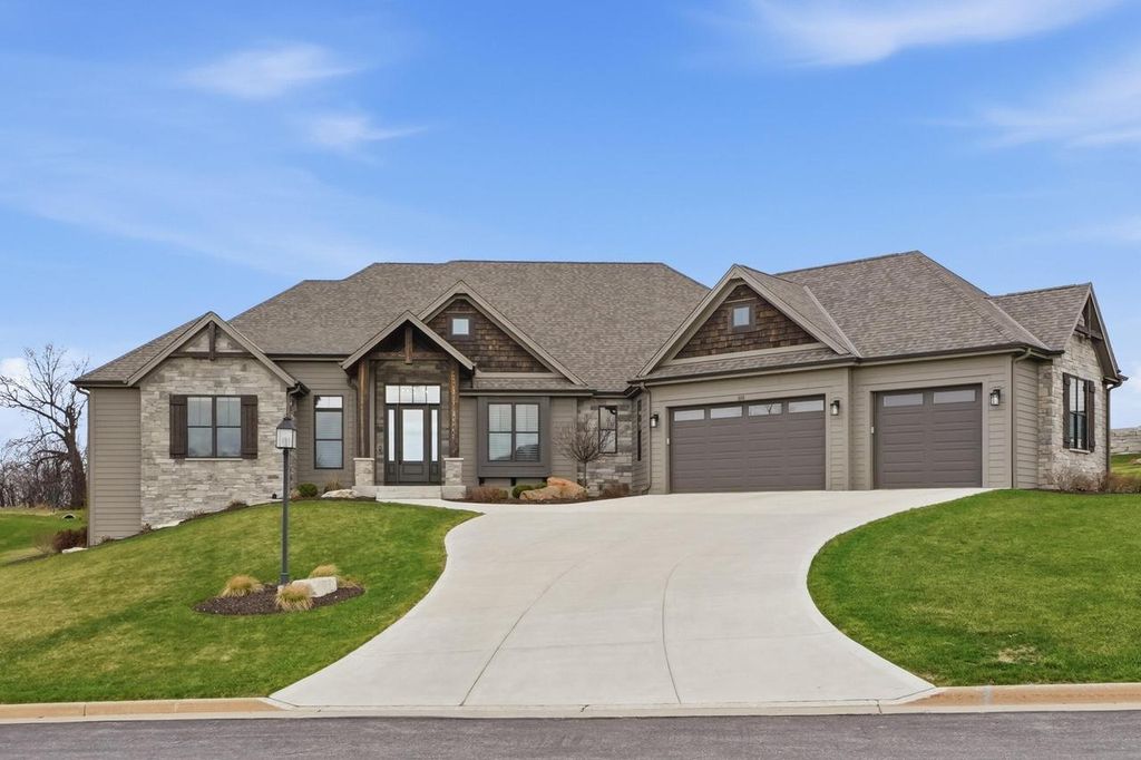 Photo of 1636 Upland COURT, Hartland, WI 53029 (MLS # 1956096)
