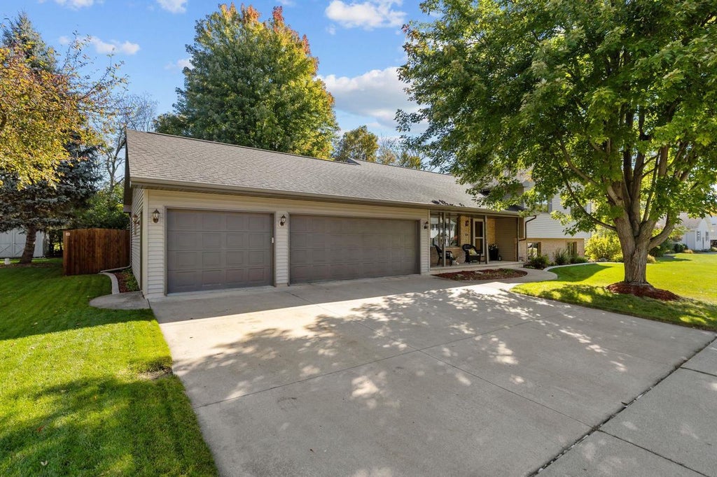 Photo of 1605 Meadowbreeze CIRCLE, Neenah, WI 54956 (MLS # 50333979)