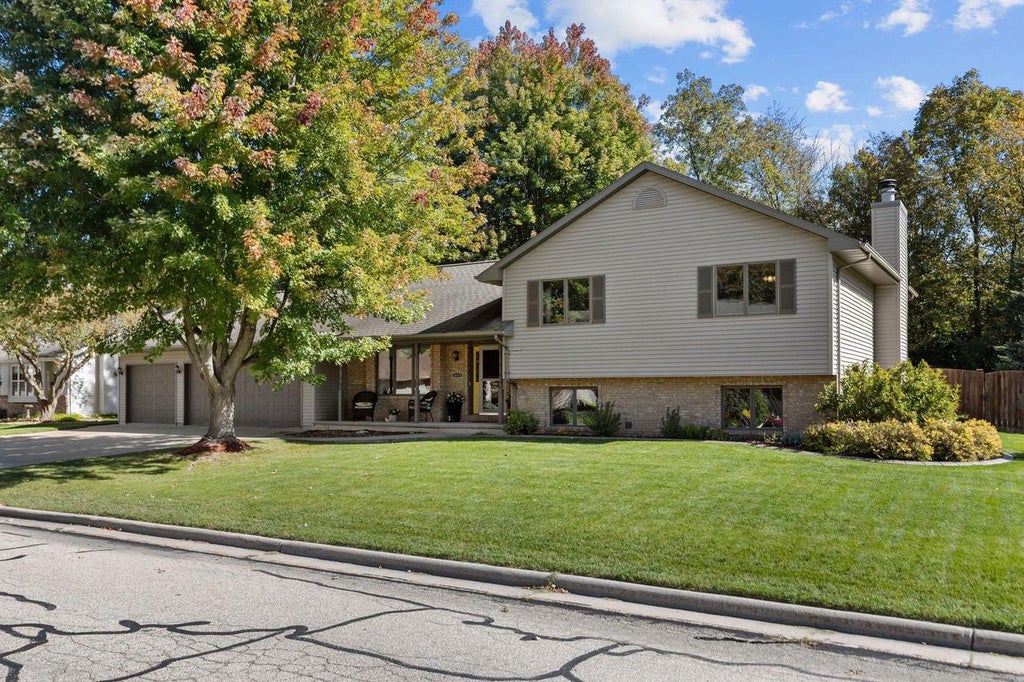 Photo of 1605 Meadowbreeze CIRCLE, Neenah, WI 54956 (MLS # 50333979)
