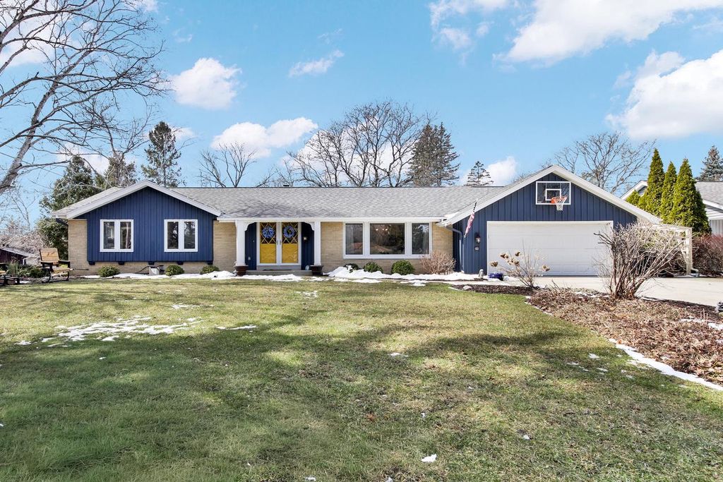 Photo of 1103 W Montclaire AVENUE, Milwaukee, WI 53217 (MLS # 1954740)