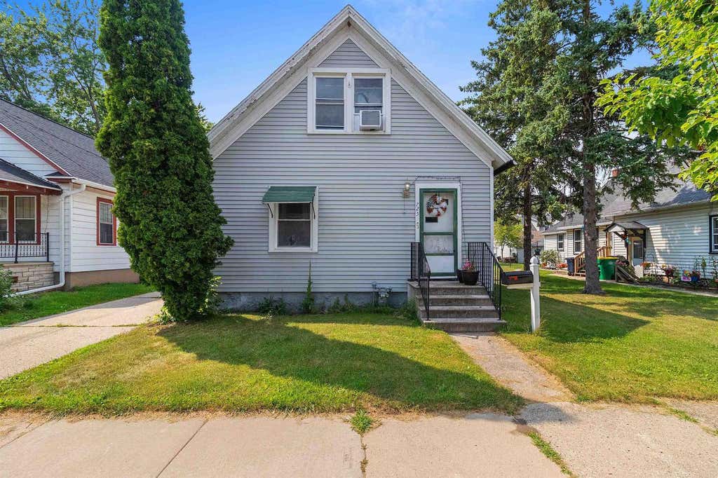 Photo of 725 St George STREET, Green Bay, WI 54302 (MLS # 50330165)