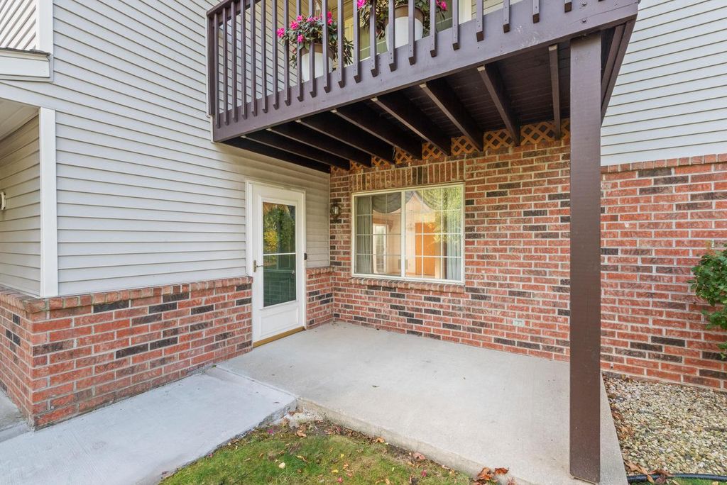 Photo of 170 W Aspen COURT #6, Oak Creek, WI 53154 (MLS # 1940220)