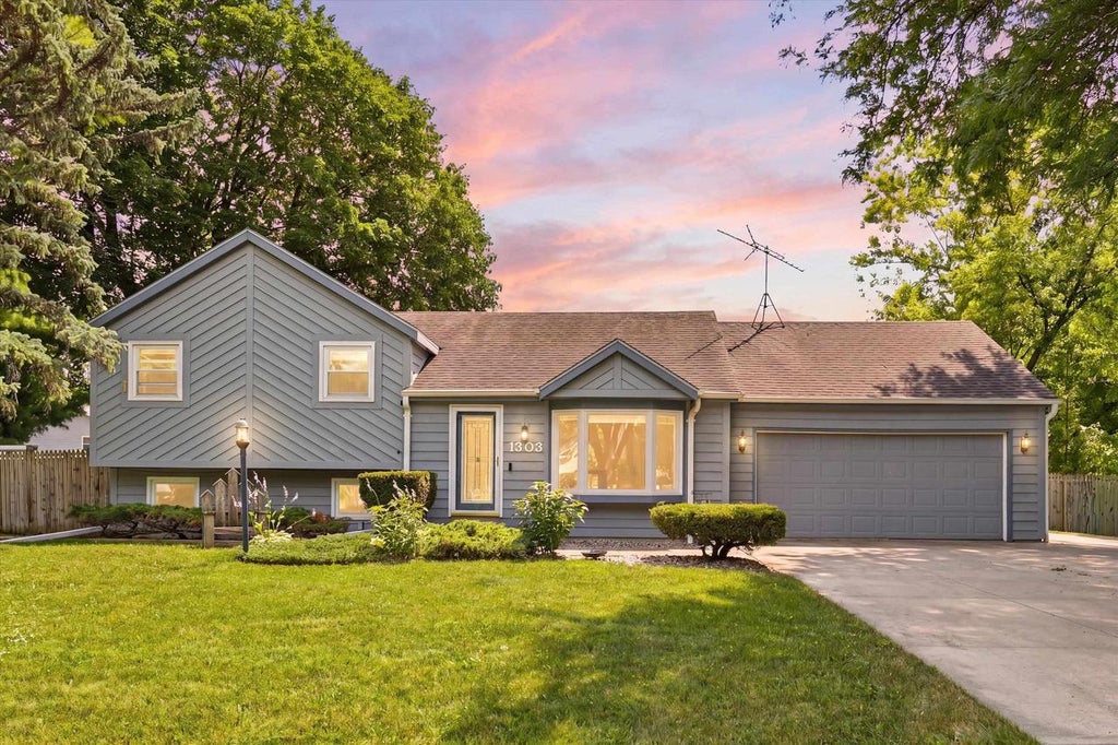 Photo of 1303 Green Valley DRIVE, Neenah, WI 54956 (MLS # 50330534)