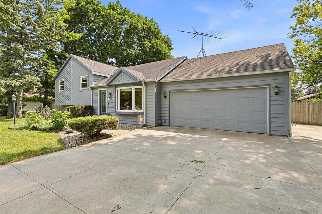 Photo of 1303 Green Valley DRIVE, Neenah, WI 54956 (MLS # 50330534)