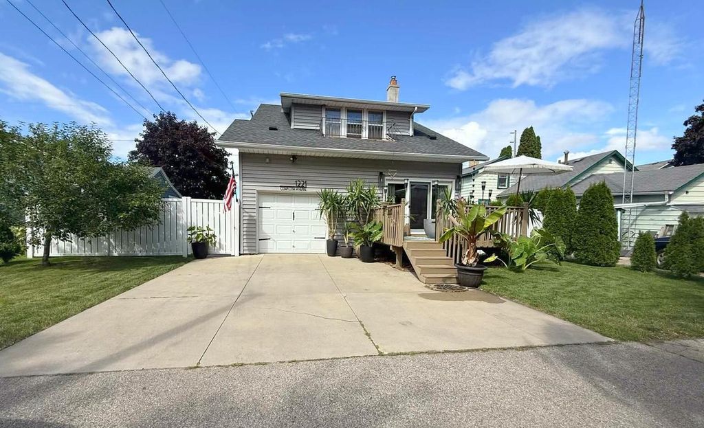 Photo of 1221 Oshkosh AVENUE, Oshkosh, WI 54902 (MLS # 50320257)