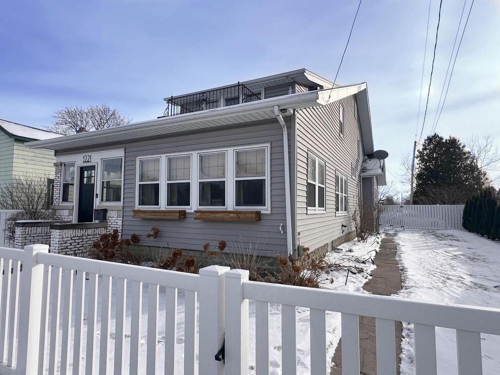 Photo of 1221 Oshkosh AVENUE, Oshkosh, WI 54902 (MLS # 50320257)