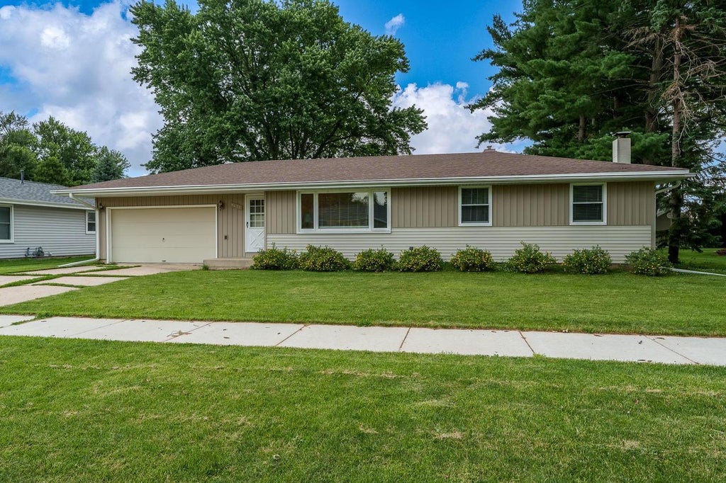 Photo of 1437 S Chatham STREET, Janesville, WI 53546 (MLS # 2027389)